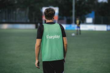 FIFA主席因凡蒂诺飞行近10万公里，足以绕赤道两圈，排放超700吨二氧化碳（配图示意）